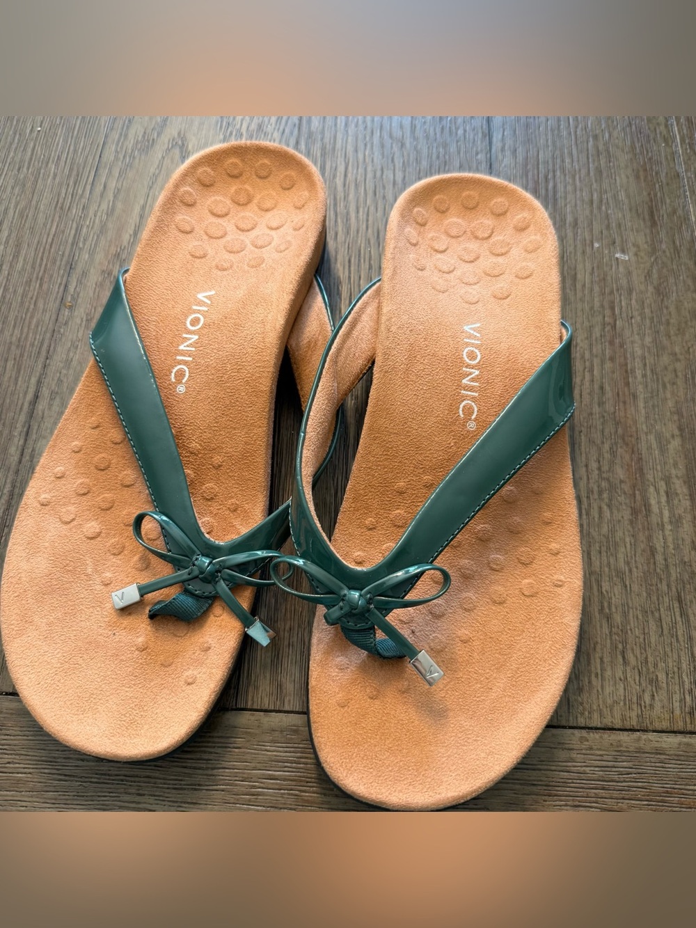 Vionic Green Patent Bow Thong Sandals with Tan Footbed